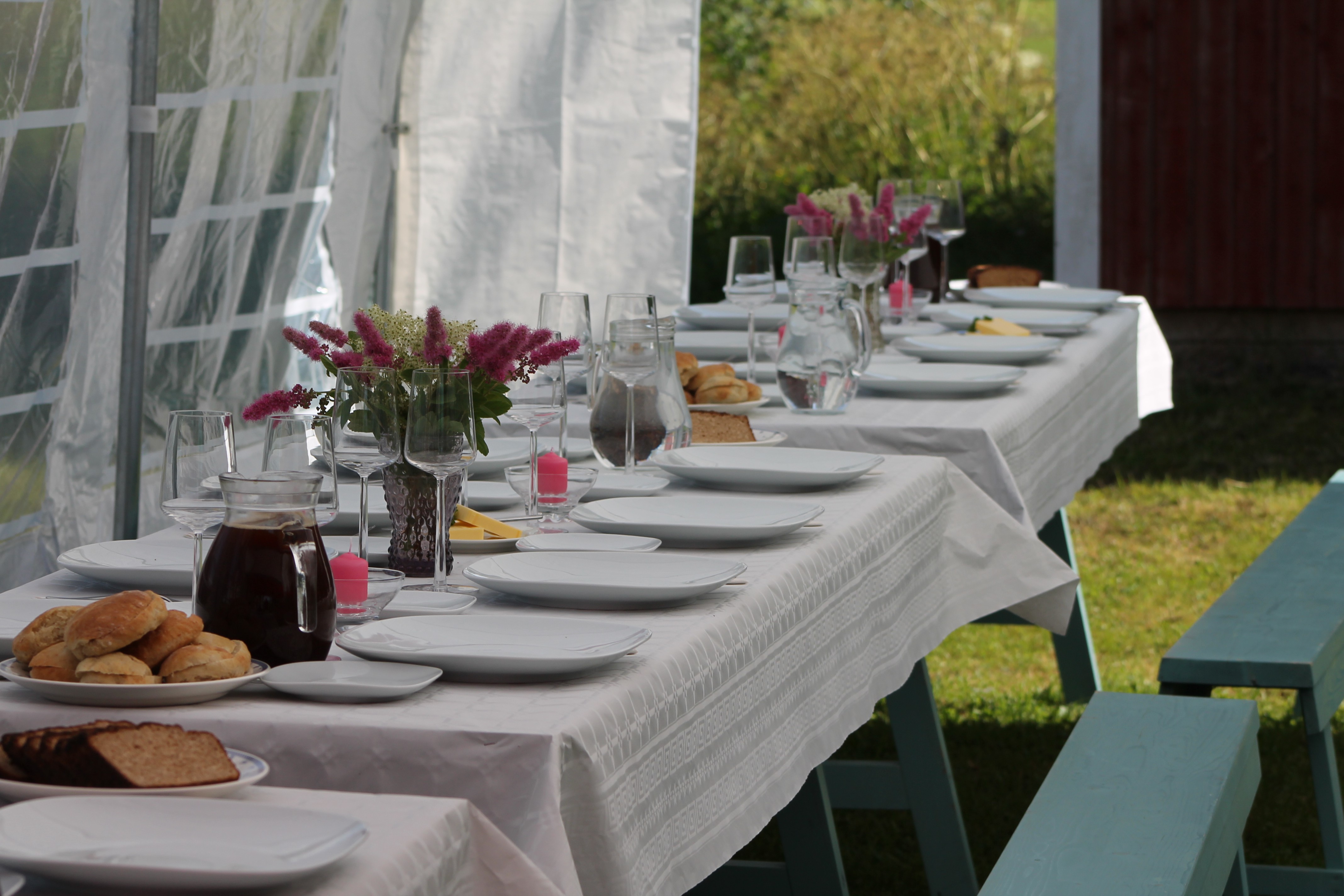 Matildan pitopalvelu Palapaisti Perunoita Vihreäsalaatti Puolukkahillo Punajuurikuutioita Matildas Catering Kalops Potatis Grönsallad Lingonsylt Rödbetstärningar Kotileivottu leipä, Voi,