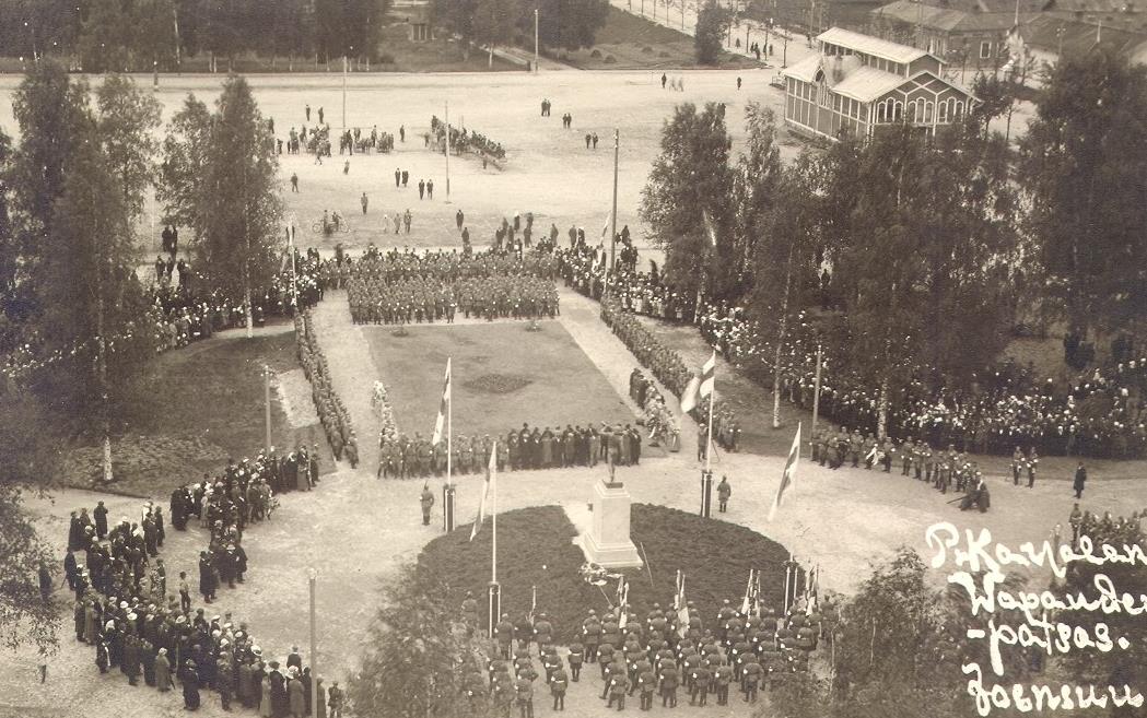 Puisto eri aikakausina Kaavoitettu alunperin osaksi toria, myöhemmin tori puolitettiin Puiston suunnittelukilpailun vuonna 1911 voitti Harald