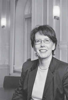 Leila Kostiaisen mielestä tarvitaan erityinen yhteiskunnallinen ja poliittinen sopimus, jolla sitoudutaan saattamaan naisten ja julkisen sektorin palkat oikeudenmukaisiksi.