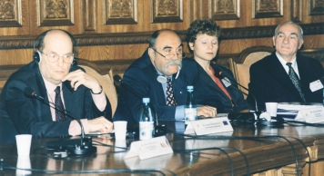 OIKEUSASIAMIEHEN SUHTEET OIKEUSASIAMIEHIIN JA VASTAAVIIN ELIMIIN 233 puhemies Valer Dorneanu, Ruotsin Romanian suurlähettiläs Nils Revelius, Euroopan parlamentin jäsen ja Euroopan parlamentin