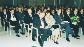 238 VUOSIKERTOMUS 2001 ALEXIS DE TOCQUEVILLE -PALKINNON MYÖNTÄMISSEREMONIA (Valokuvat: Henny Snijder, EIPA) EIPAn johtokunnan puheenjohtaja Henning Christophersen luovuttaa Alexis de Tocqueville