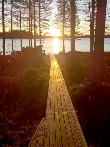 Mietteitä Mellajärveltä Kevät 2016 Mellajärvellä, kun on juhlittu Pääsiäinen ja Vappu. Niin alkoi jo näkyä lumien alta edellisen syksyn kesken jääneet työt.