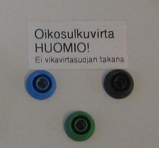 LIITE 2 2 Jännitteisenä suoritettavat mittaukset 2.1 Oikosulkuvirta Suorita oikosulkuvirran sekä -impedanssin mittaus kuvassa näkyvistä liittimistä ja merkitse saadut tulokset mittausraporttiin.