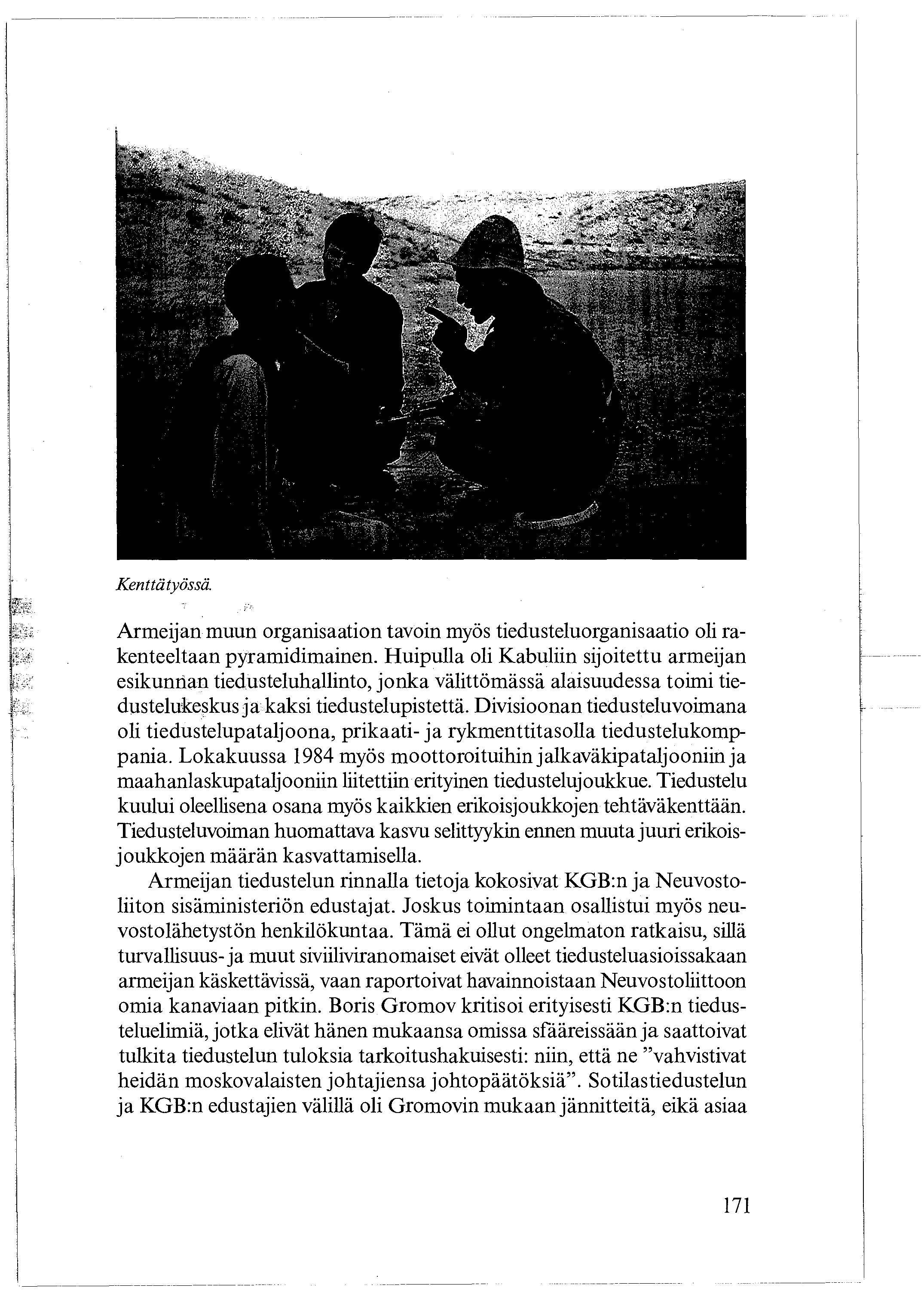 Kenttätyössä. Armeijan muun organisaation tavoin myös tiedusteluorganisaatio oli rakenteeltaan pyramidimainen.
