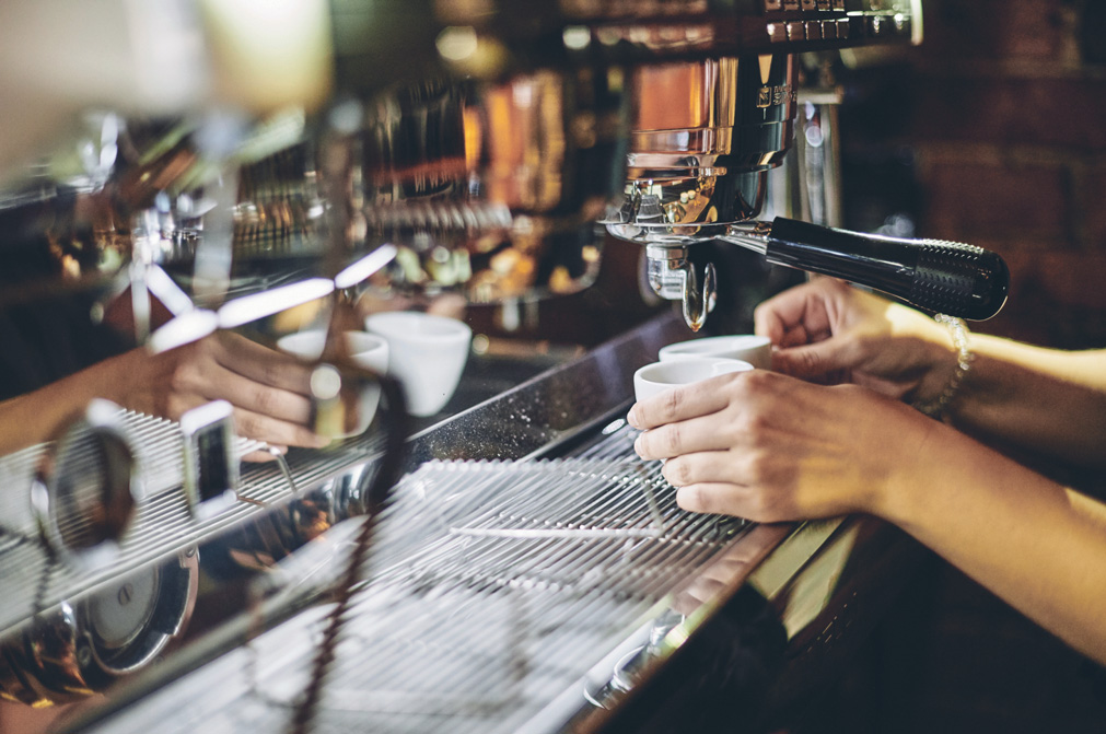 MANUAALISET ESPRESSOLAITTEET ESPRESSOMYLLYT AURELIA II Vakioväri musta, saatavilla myös helmenvalkoinen ja punainen.