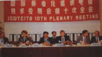 - 73 - ISO/TC 178 Pekingissä lokakuussa 1990 (Kuva: Elevator World) TC 178 kokoustauolla Berliinissä v. 1987 I. Mäntyvaara ja Z.
