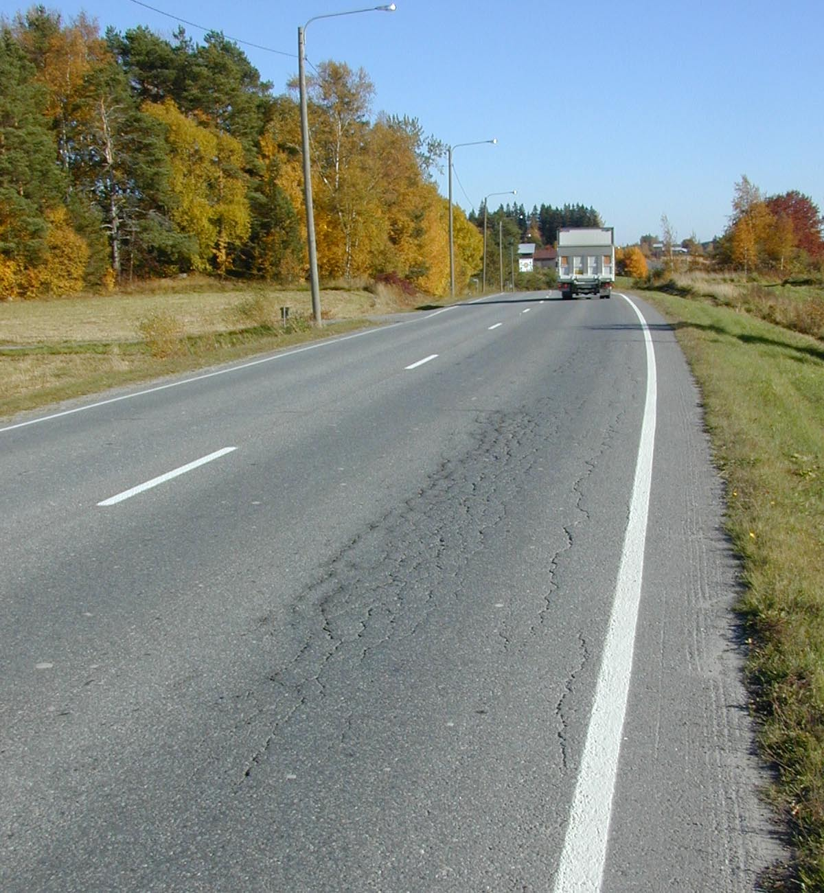 TIEN POHJA- JA PÄÄLLYSRAKENTEET TUTKIMUSOHJELMA 1994-2001 Tutkimusraportti TPPT 43 Espoo