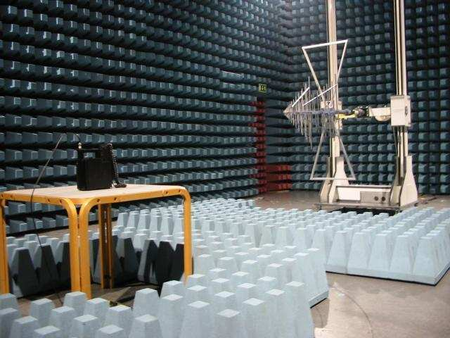 Testaus suoritetaan käyttäen radiolähetettä, jota on AM-moduloitu 1 khz sinisignaalilla 80% modulaatiosyvyydellä.