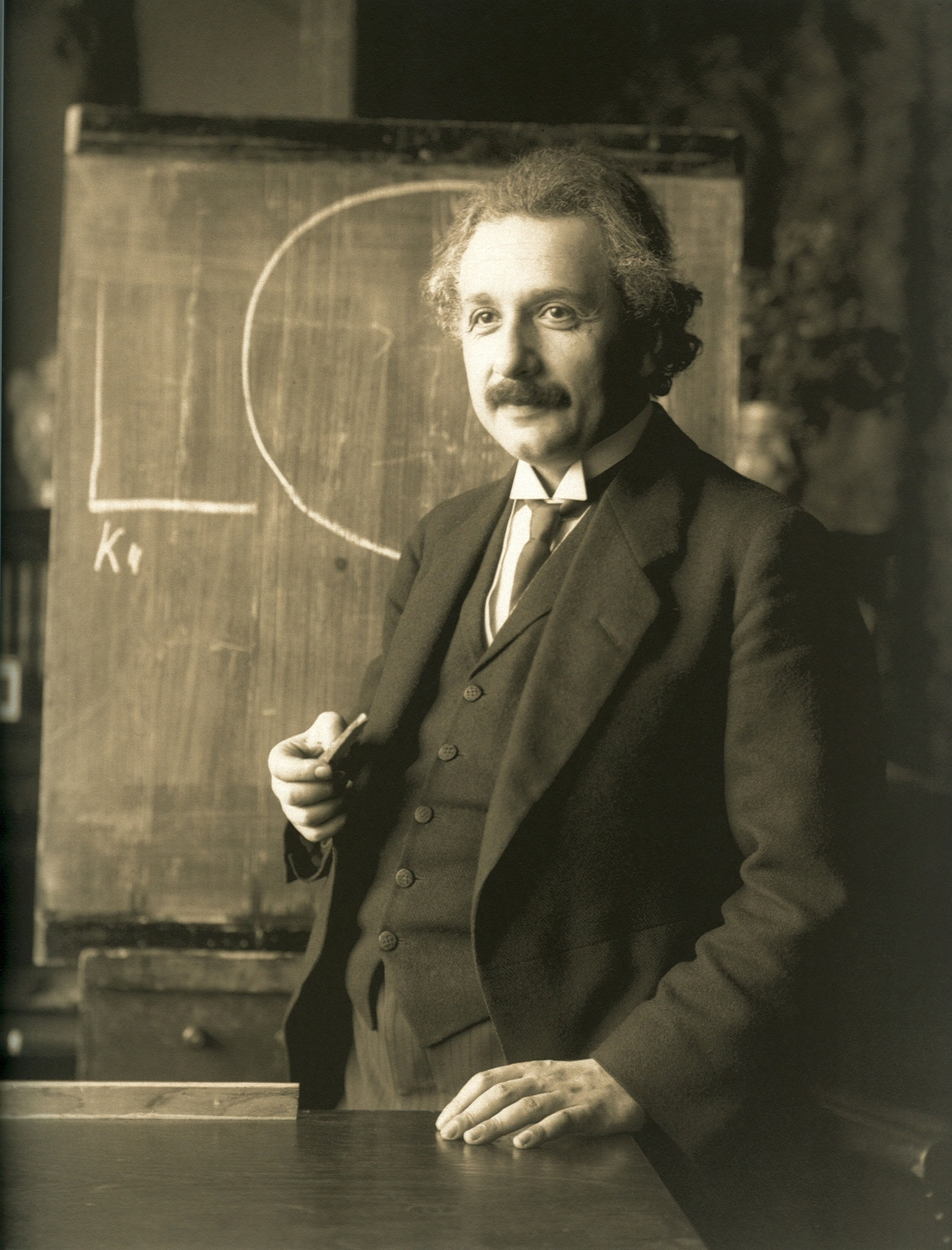 Yleisen suhteellisuusteorian klassiset tes/t Einstein 1916: 1. Ajan hidastuminen ja gravitaahopunasiirtymä 2. Valon taipuminen 3.