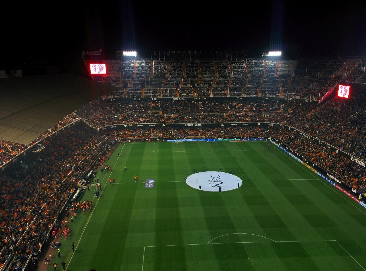 Jalkapallopeli alkamassa Mestalla-stadionilla.