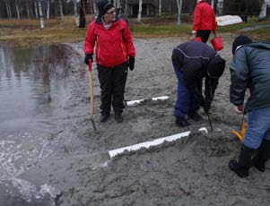 Tehtävä 2. Harjukokeilu Tehtävä voidaan toteuttaa meren- tai järvenrannalla. - Miten voisitte käytännössä osoittaa ja testata kokeella harjujen muodostumista? - Mitä materiaaleja tarvitsette? 3.