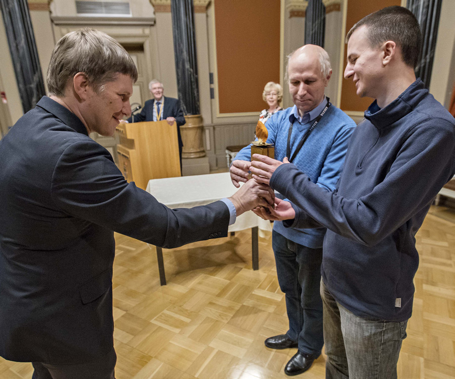 Tuomariston laatiessa tehtäviä kilpailijoiden oli syytä olla muualla. He tekivät ekskursion Rovaniemelle ja napapiirille.