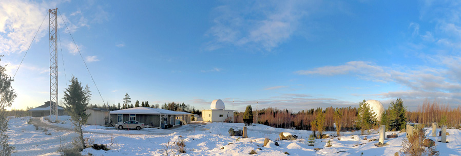 Metsähovin geodeettinen perusasema. Alueella ovat kaikki suuret havaintoinstrumentit. Kuvan keskellä on uuden satelliittilaserin kupoli. Miksi navigaattori toimii?