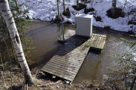 KUVA 2. Satosuonpuron toisella mittausasemalla mittauslaitteet kiinnitettiin ponttoneilla varustettuun laituriin. (Kuva: Samuli Lahtela, JAMK.) Mittausasemat tarvitsevat toimiakseen sähköä.