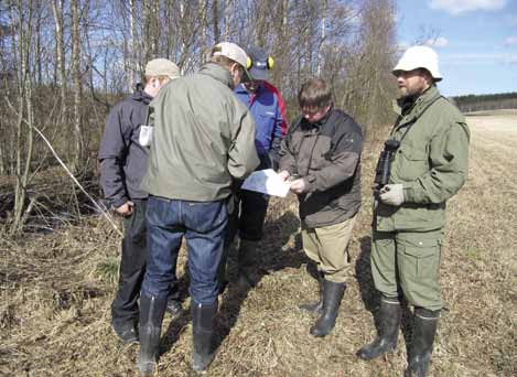 Kuva 1. MAISA- ja TASO-hankkeiden järjestämässä kosteikkopäivässä tutustuttiin mm. Tarvaalan kosteikon settipatoon.