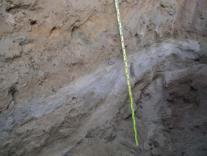 26 Kuva 19. Kahden moreenipatjan välissä lajittunut hiekkakerrostuma Heiniselässä. Figure 19. Stratified sand deposit between two till beds in Heiniselkä. Kuva 20.