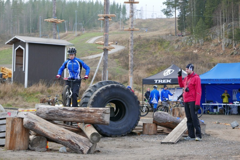 BIKETRIAL-KUULUMISIA Biketrialin puolesta kausi on ollut loistelias. Itseäni hirvitti ja jännitti keväällä, mitä tapahtuu Jyväskylän seudun biketrial-toiminnalle kesän aikana.