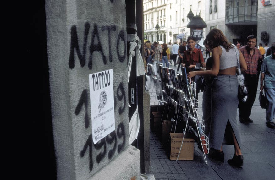 K e h i t y s p o l i t i i k k a v a i k u t t a a y h t e i s t y ö m a i s s a Naton vastaisia seinämaalauksia Belgradin keskustassa. Kuva: Kari Rissa.