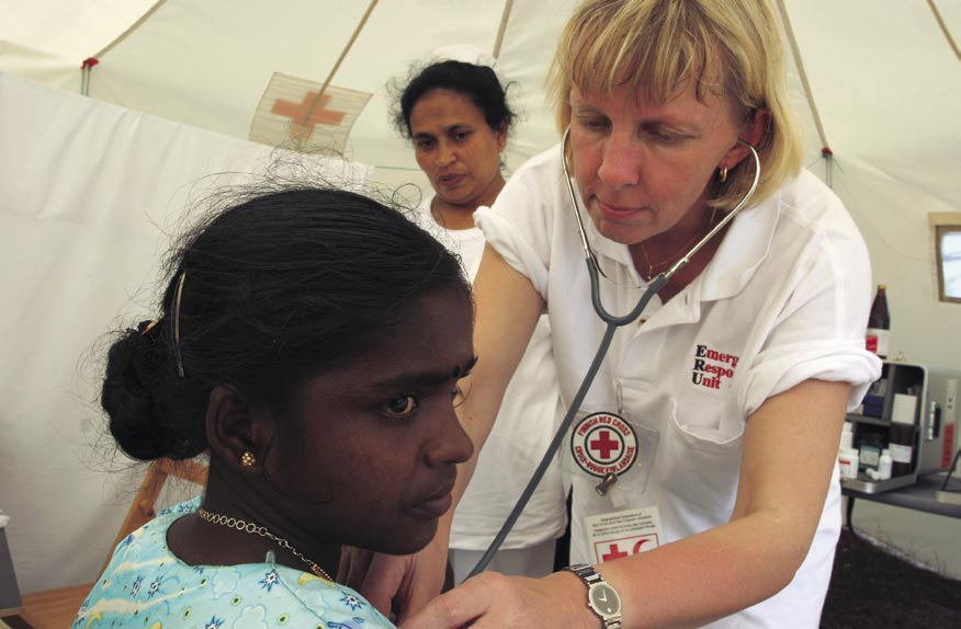 K e h i t y s y h t e i s t y ö l l ä t u l o k s i i n Punaisen Ristin kenttäklinikka Aasian tuhoalueella Sri Lankassa. Kuva: Rauli Virtanen. miinatoimintaan vuosittain viisi miljoonaa euroa.