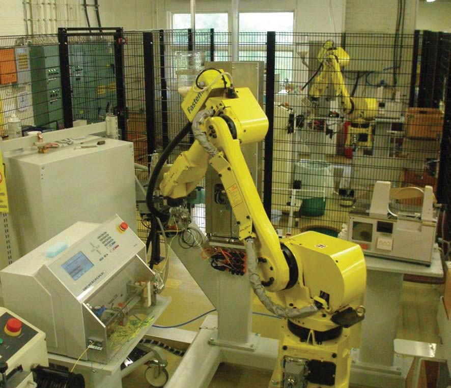 8 9 Vihtavuoren tehtaan uudet nallirobotit Forcitin Vihtavuoren räjäytysnallitehtaalla on kuluvan vuoden aikana otettu käyttöön kolme robottisolua.