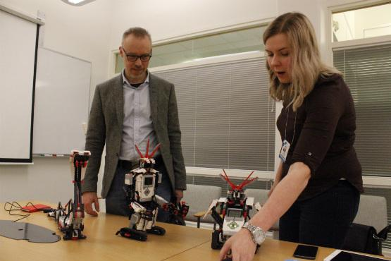 Sari Valonen Ulvilassa toimivasta automaatioyritys Cimcorp Oy:stä toivoo, että legorobottien ja kilpailun myötä kylvetään innostuksen siemen lapsiin ja nuoriin.