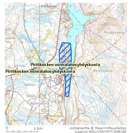 korkeiden rantatöyräiden välissä. Maisemaa hallitsevat voimalaitoksen puoleisen rannan louhitut kallionleikkaukset ja Kemijoen uoma.