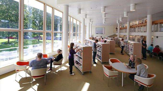 Kirjastot ovat usein esteettisiä, kansan palatseja Töölön kirjaston remontin aikana (kesä