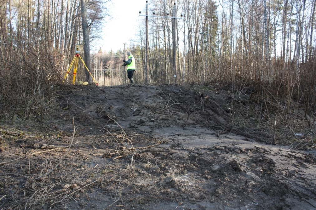 AKDG 3701:8. Maavallin c rintasuojan kohdalle tehdyn kaivannon profiilia, idästä. Kuvaaja: Petro Pesonen. AKDG 3701:10.