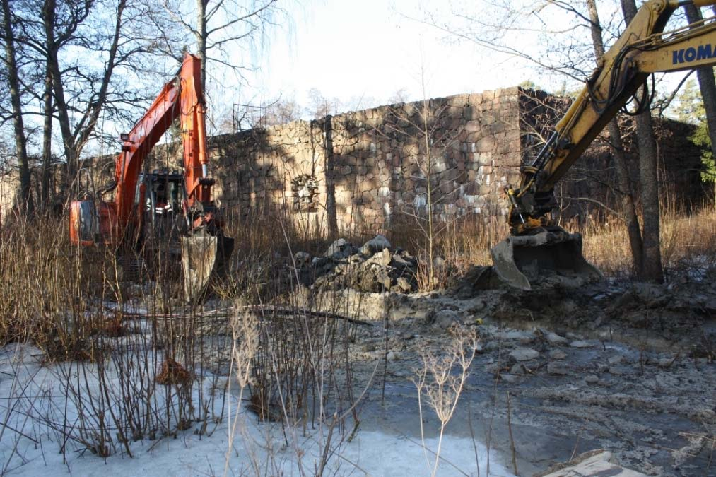 Vallihaudaksi on nimitetty maavallin ja bastionin välillä olevaa kosteikkoaluetta. On mahdotonta sanoa, onko kyseessä todella vallihaudaksi tarkoitettu rakenne.