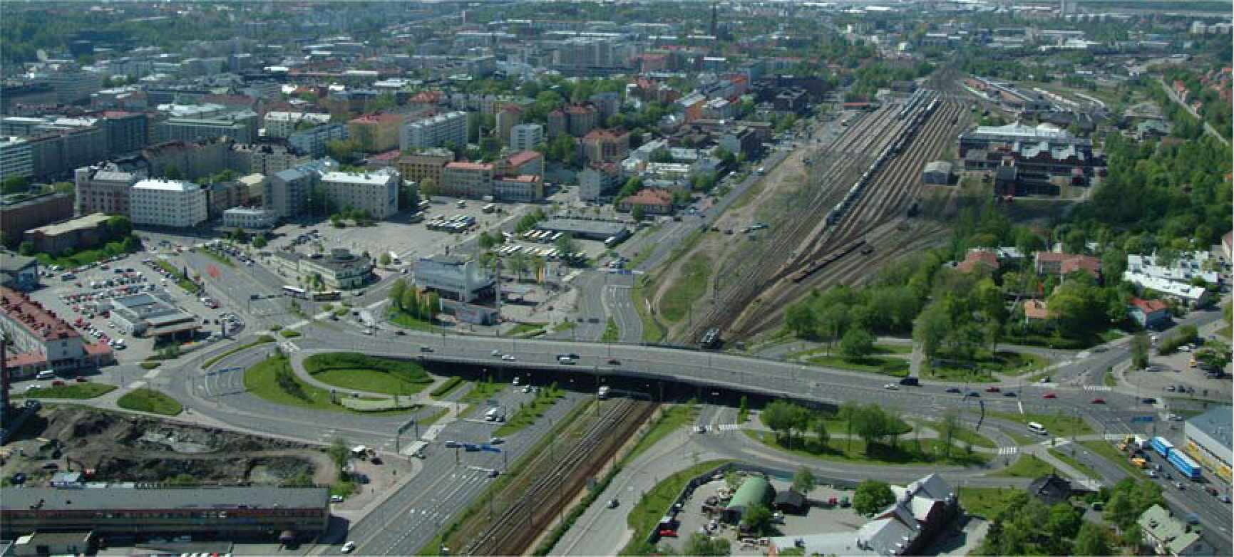 22 Kuva 6. Turun ratapiha (Turku 2005). 3.1 Säiliövaunujen käyttäytyminen tulipaloissa Säiliövaunujen käyttäytymistä on selvitetty erilaisilla kokeilla.