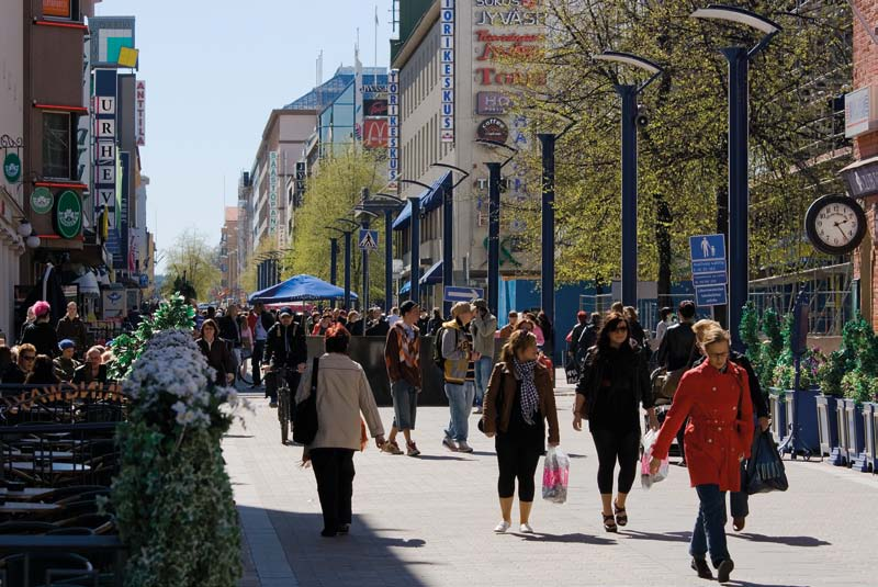 JULKISET TILAT Jyväskylän kaupunki Kaupunkikeskustat kilpailevat asiakkaista kauppakeskusten kanssa CASE Kaupunkikeskustoilla on tärkeä rooli vapaa-ajan, asumisen ja työpaikkojen tilana.