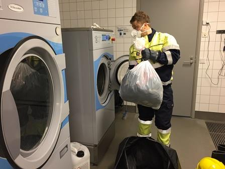 Varustehuolto Varusteiden siirto ja pesu liukenevissa tai saumastaan aukeavissa pesupusseissa pienentää altistumista merkittävästi.