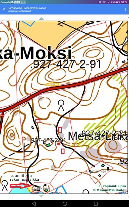 ympäröivine alueineen muodostaa laajan pihapiirin, jota yleisesti on voitu tulkita laajemmaksi käsitteeksi kuin tavanomaisen asuinkiinteistön pihapiiri.