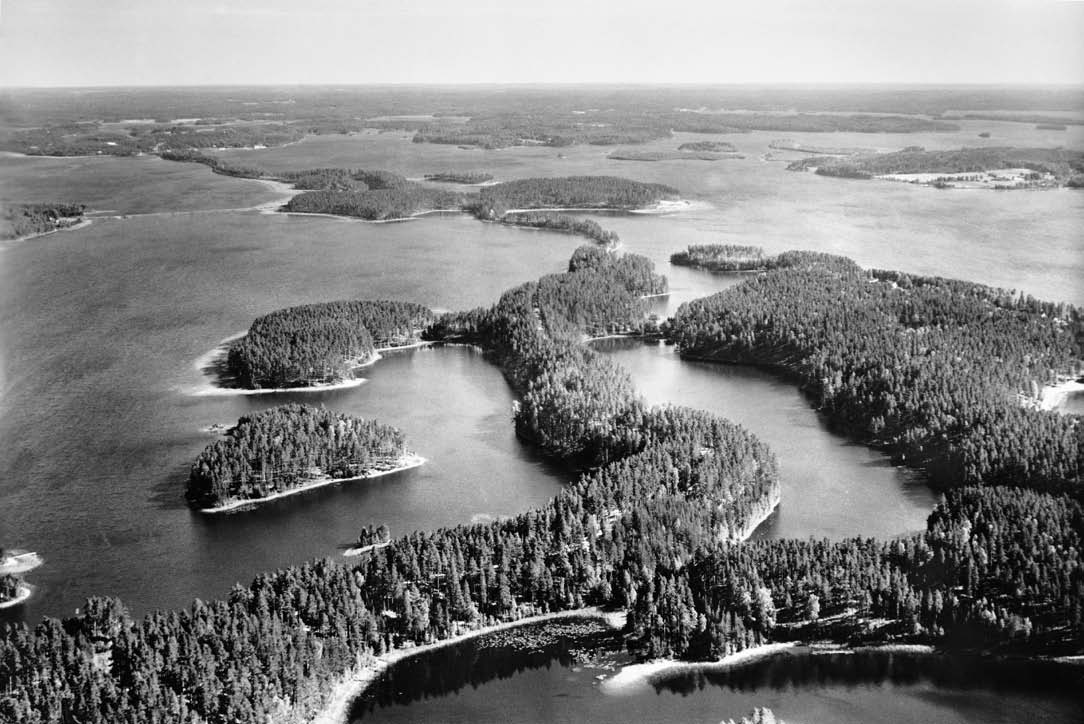 Klassinen maisema Punkaharjulta on Matti Poutvaaraa aidoimmillaan joittunut myös muihin kokoelmiin ja museoihin. En