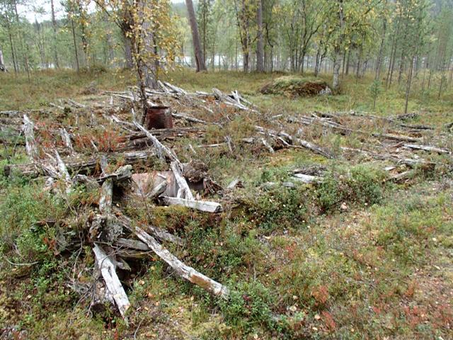 62 Kämppä 1 on lähinnä järven rantaa, kuvattu etelään.