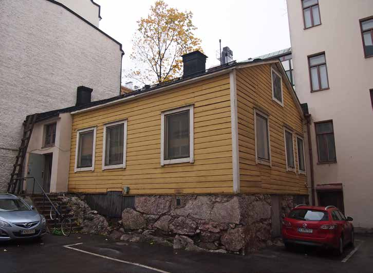 Eerikinkatu 4:n pihalla sijaitseva 1870-luvun puutalo on muisto vaatimattomasta asumisesta. Trähuset från 1870-talet som ligger på gården vid Eriksgatan 4 påminner oss om det anspråkslösa boendet.