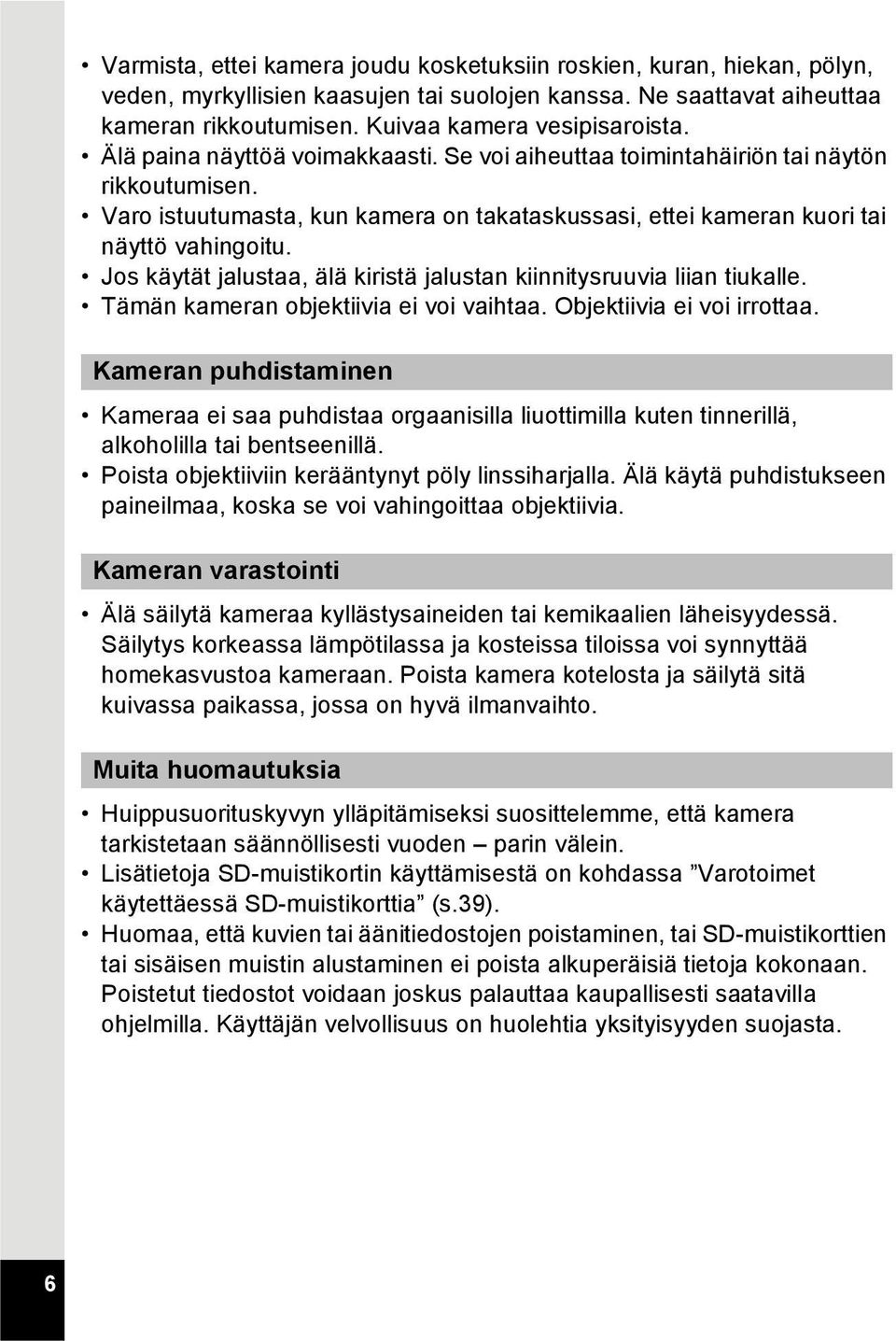 Jos käytät jalustaa, älä kiristä jalustan kiinnitysruuvia liian tiukalle. Tämän kameran objektiivia ei voi vaihtaa. Objektiivia ei voi irrottaa.