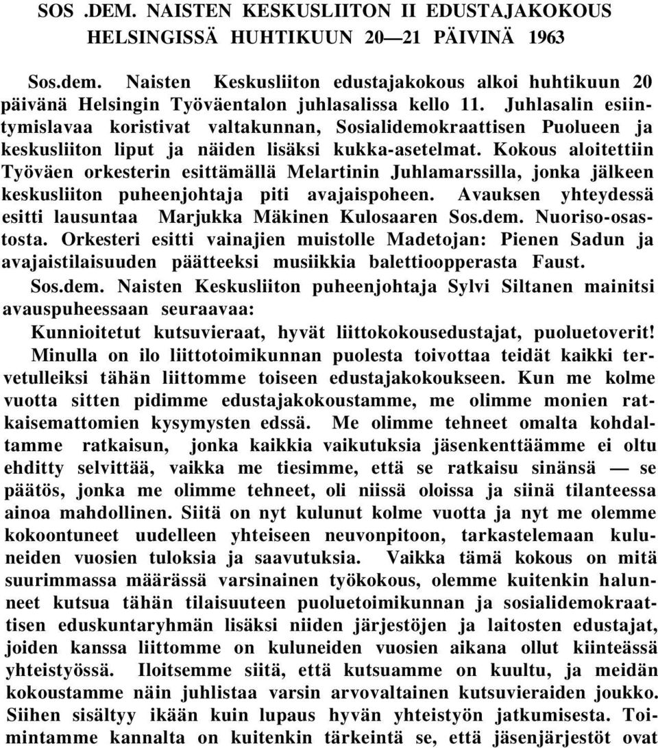 Juhlasalin esiintymislavaa koristivat valtakunnan, Sosialidemokraattisen Puolueen ja keskusliiton liput ja näiden lisäksi kukka-asetelmat.