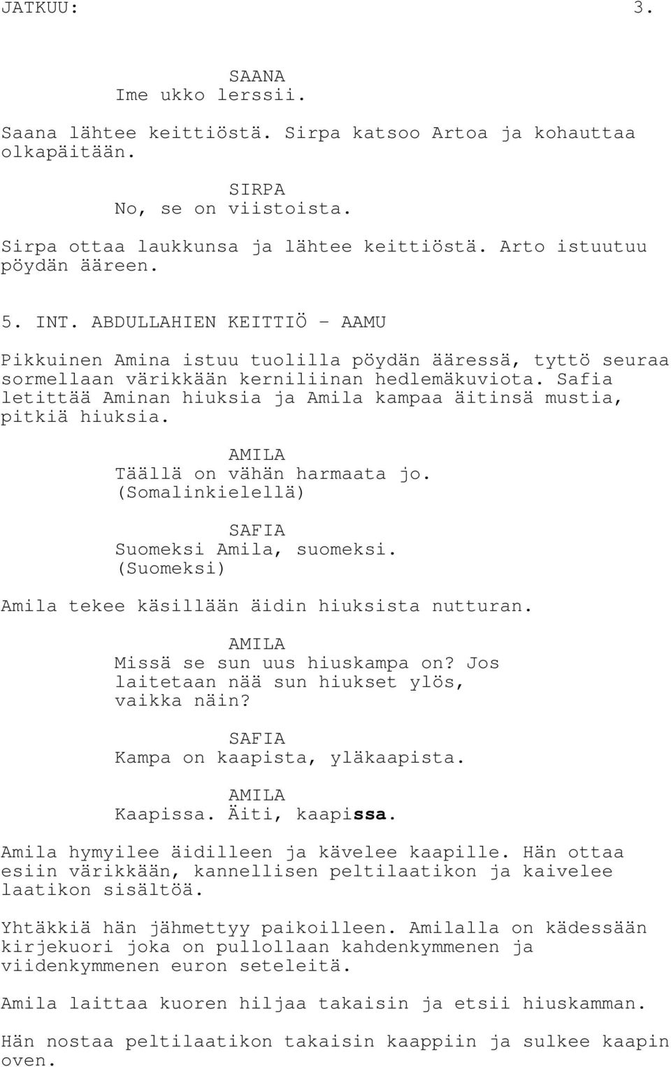 Safia letittää Aminan hiuksia ja Amila kampaa äitinsä mustia, pitkiä hiuksia. Täällä on vähän harmaata jo. (Somalinkielellä) Suomeksi Amila, suomeksi.