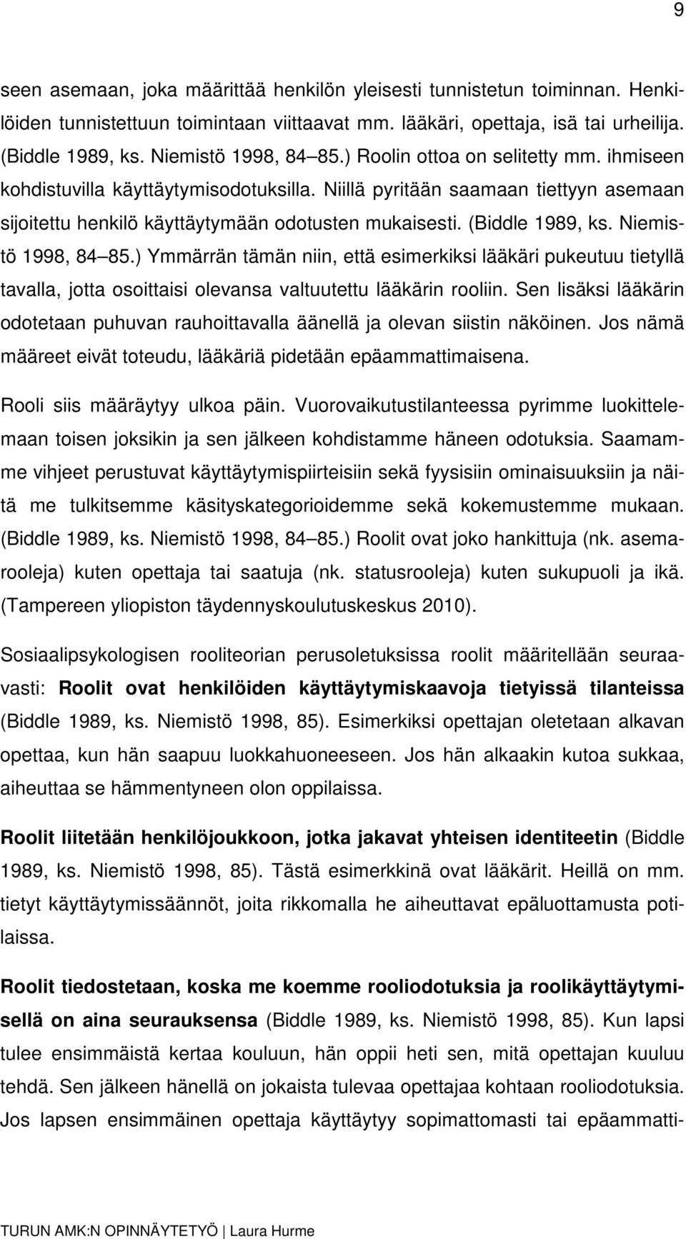 (Biddle 1989, ks. Niemistö 1998, 84 85.) Ymmärrän tämän niin, että esimerkiksi lääkäri pukeutuu tietyllä tavalla, jotta osoittaisi olevansa valtuutettu lääkärin rooliin.