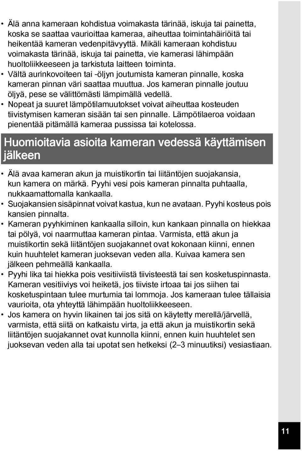 Vältä aurinkovoiteen tai -öljyn joutumista kameran pinnalle, koska kameran pinnan väri saattaa muuttua. Jos kameran pinnalle joutuu öljyä, pese se välittömästi lämpimällä vedellä.