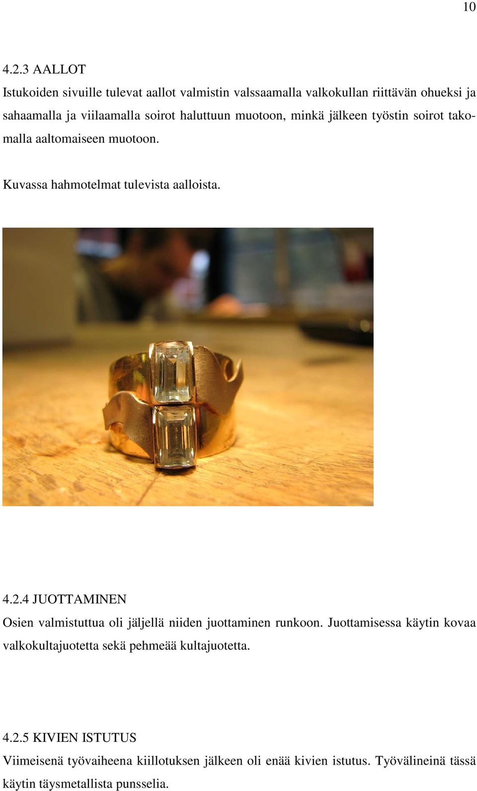 haluttuun muotoon, minkä jälkeen työstin soirot takomalla aaltomaiseen muotoon. Kuvassa hahmotelmat tulevista aalloista. 4.2.