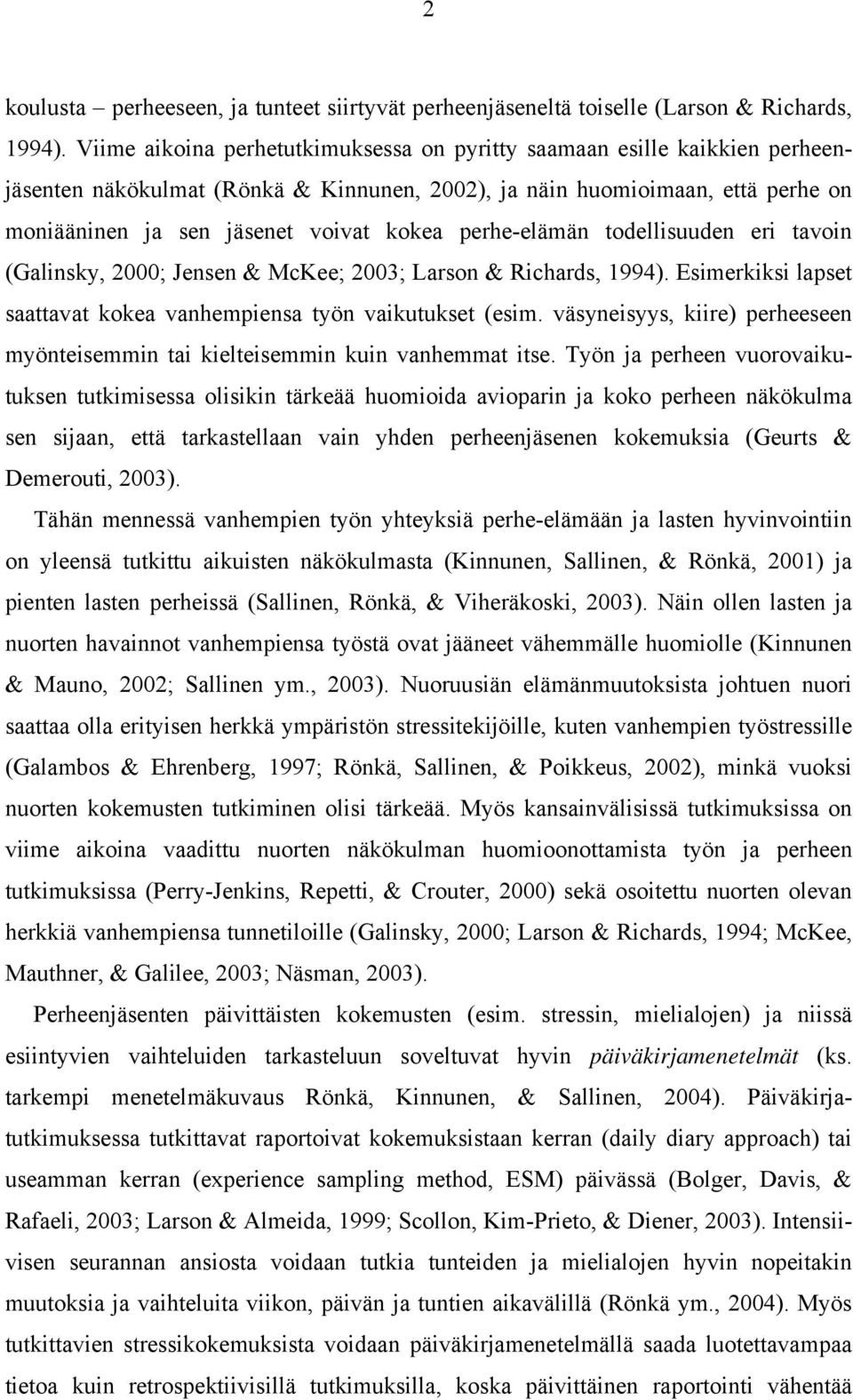 perhe-elämän todellisuuden eri tavoin (Galinsky, 000; Jensen & McKee; 003; Larson & Richards, 994). Esimerkiksi lapset saattavat kokea vanhempiensa työn vaikutukset (esim.