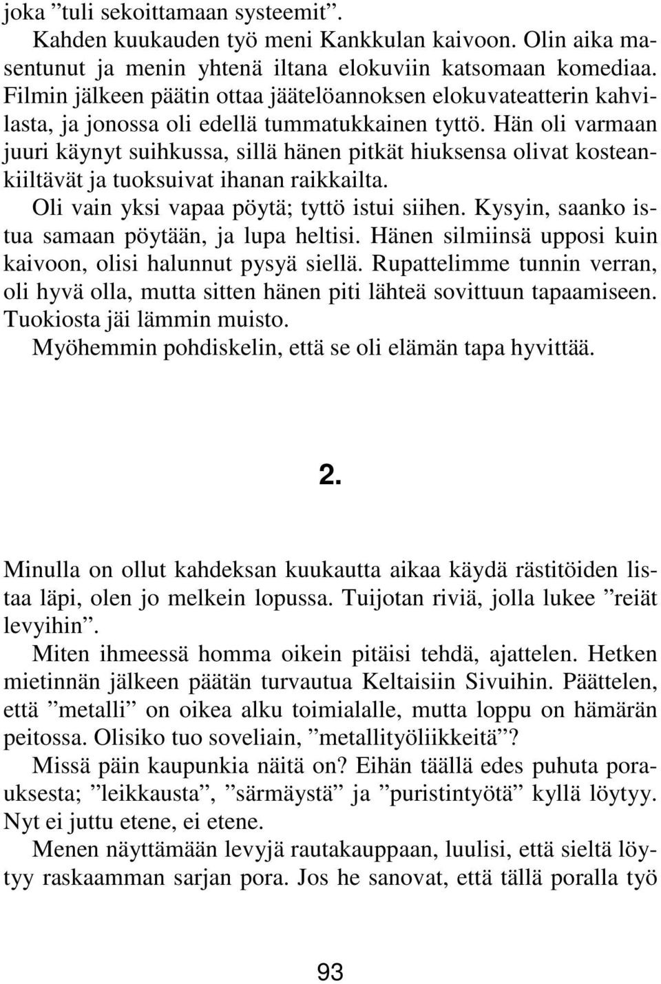 Hän oli varmaan juuri käynyt suihkussa, sillä hänen pitkät hiuksensa olivat kosteankiiltävät ja tuoksuivat ihanan raikkailta. Oli vain yksi vapaa pöytä; tyttö istui siihen.