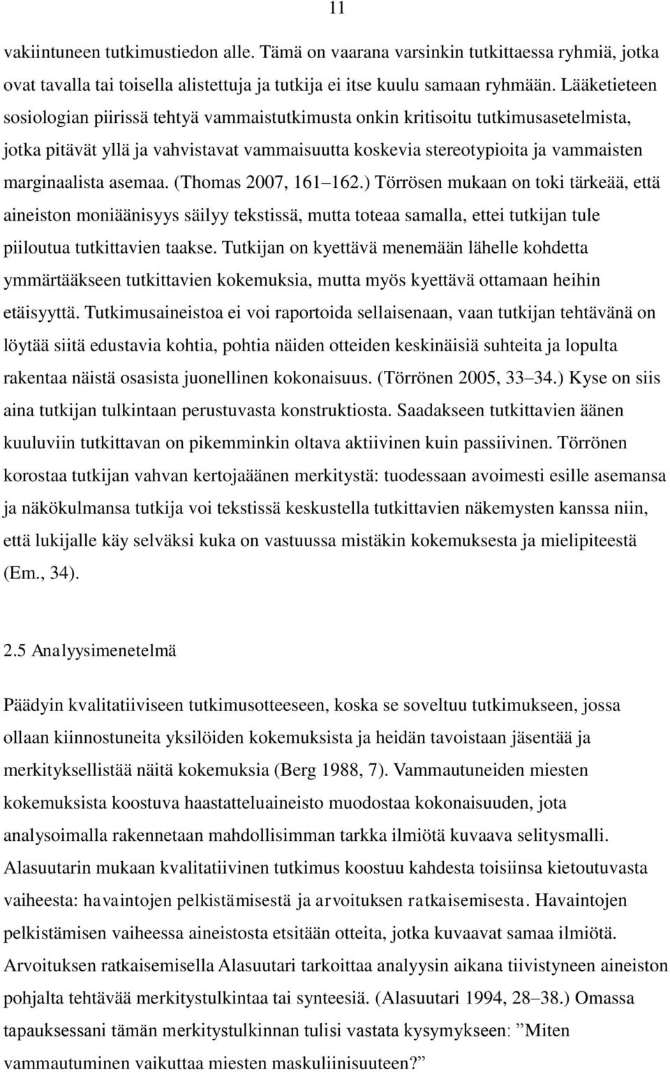 asemaa. (Thomas 2007, 161 162.) Törrösen mukaan on toki tärkeää, että aineiston moniäänisyys säilyy tekstissä, mutta toteaa samalla, ettei tutkijan tule piiloutua tutkittavien taakse.