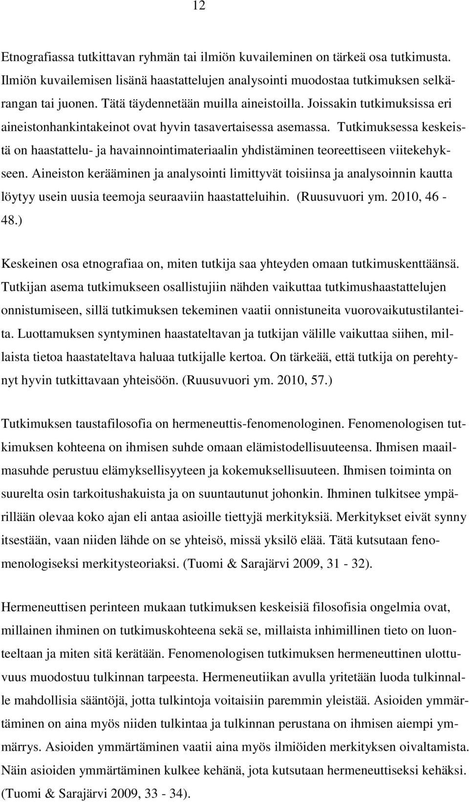 Tutkimuksessa keskeistä on haastattelu- ja havainnointimateriaalin yhdistäminen teoreettiseen viitekehykseen.