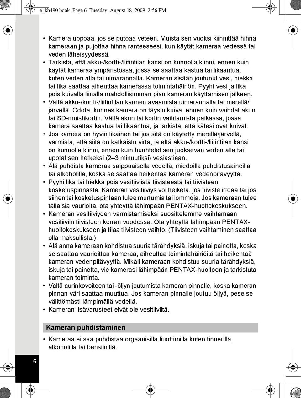 Tarkista, että akku-/kortti-/liitintilan kansi on kunnolla kiinni, ennen kuin käytät kameraa ympäristössä, jossa se saattaa kastua tai likaantua, kuten veden alla tai uimarannalla.