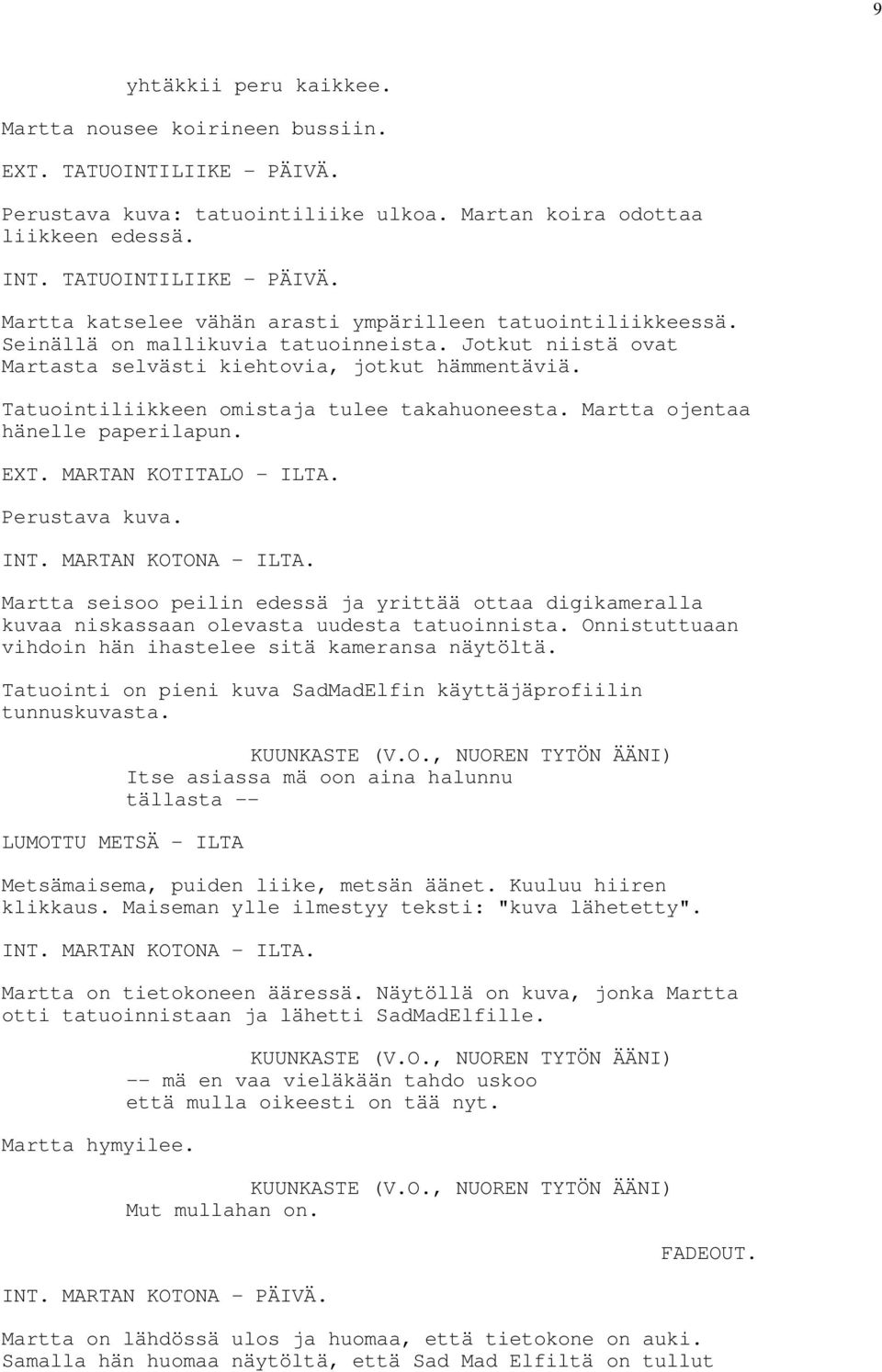 MARTAN KOTITALO - ILTA. Perustava kuva. INT. MARTAN KOTONA - ILTA. Martta seisoo peilin edessä ja yrittää ottaa digikameralla kuvaa niskassaan olevasta uudesta tatuoinnista.