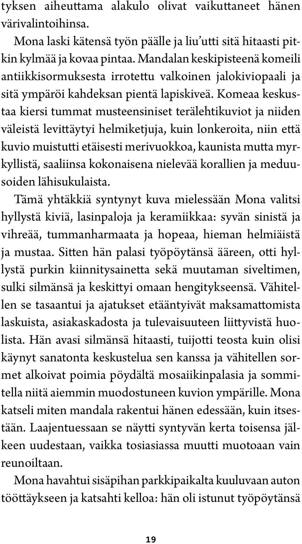 Komeaa keskustaa kiersi tummat musteensiniset terälehtikuviot ja niiden väleistä levittäytyi helmiketjuja, kuin lonkeroita, niin että kuvio muistutti etäisesti merivuokkoa, kaunista mutta