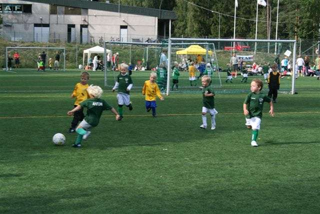 Nykyfutiksen vaatimuksia pelaajille Taito ja fysiikka: - täysvauhtinen 1. v 1 - nopeat käännökset - 1.